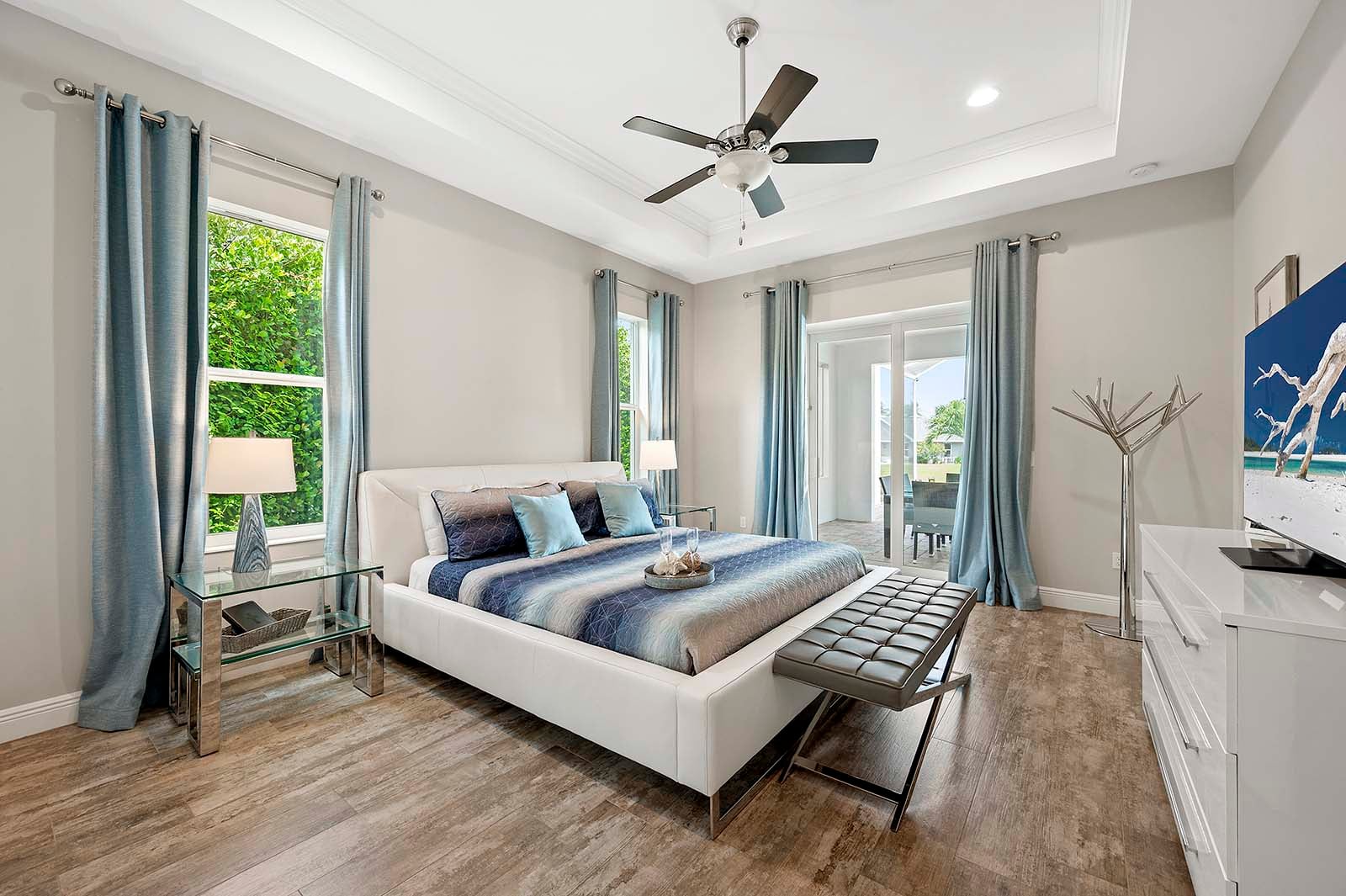 Beheizter Pool am Kanal mit Lanai und Feuerstelle.