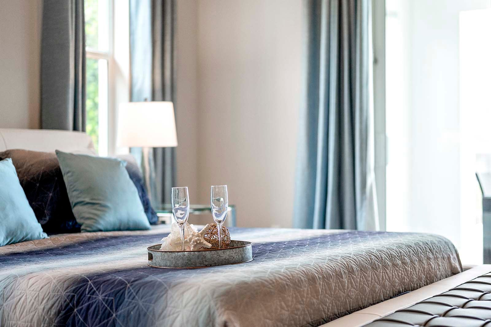 Beheizter Pool am Kanal mit Blick aufs Wasser und Feuerstelle auf der Terrasse.