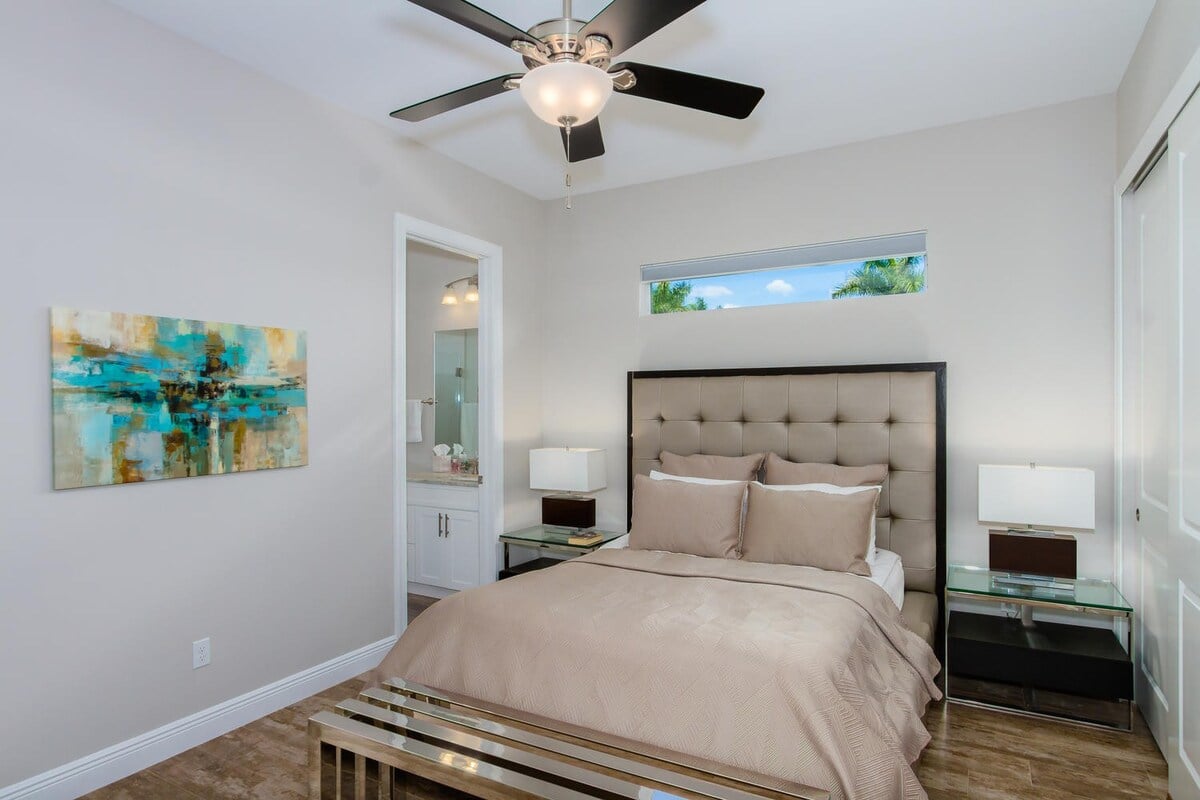 Beheizter Pool auf der Lanai mit Blick auf den Kanal.