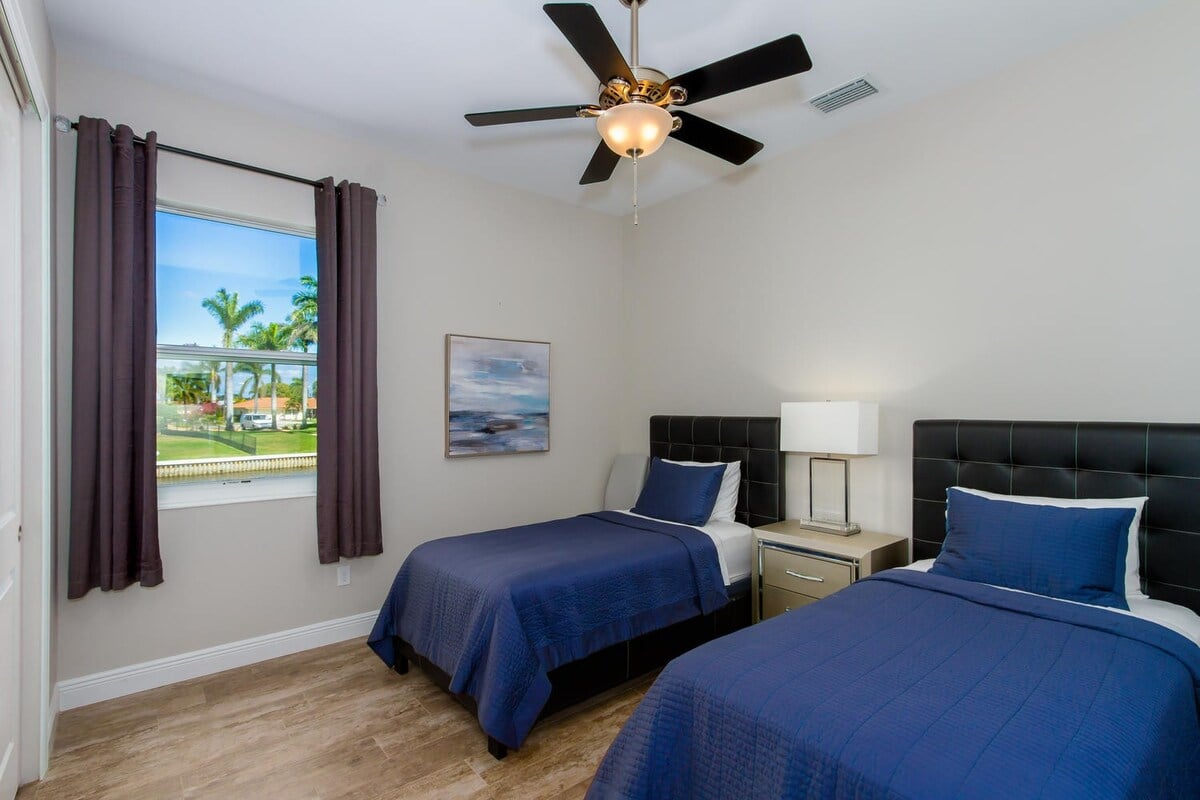 Beheizter Pool auf der Lanai mit Blick auf den Kanal.