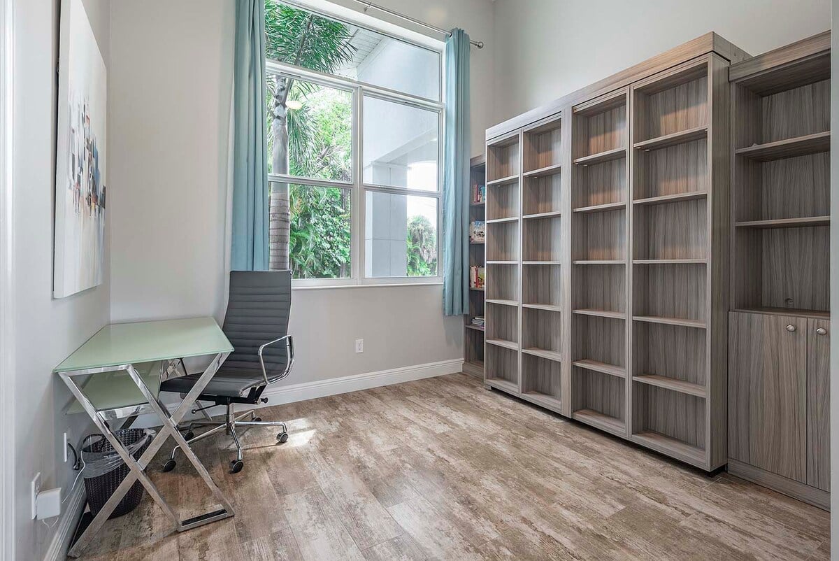 Beheizter Pool am Kanal mit Lanai und Feuerstelle.