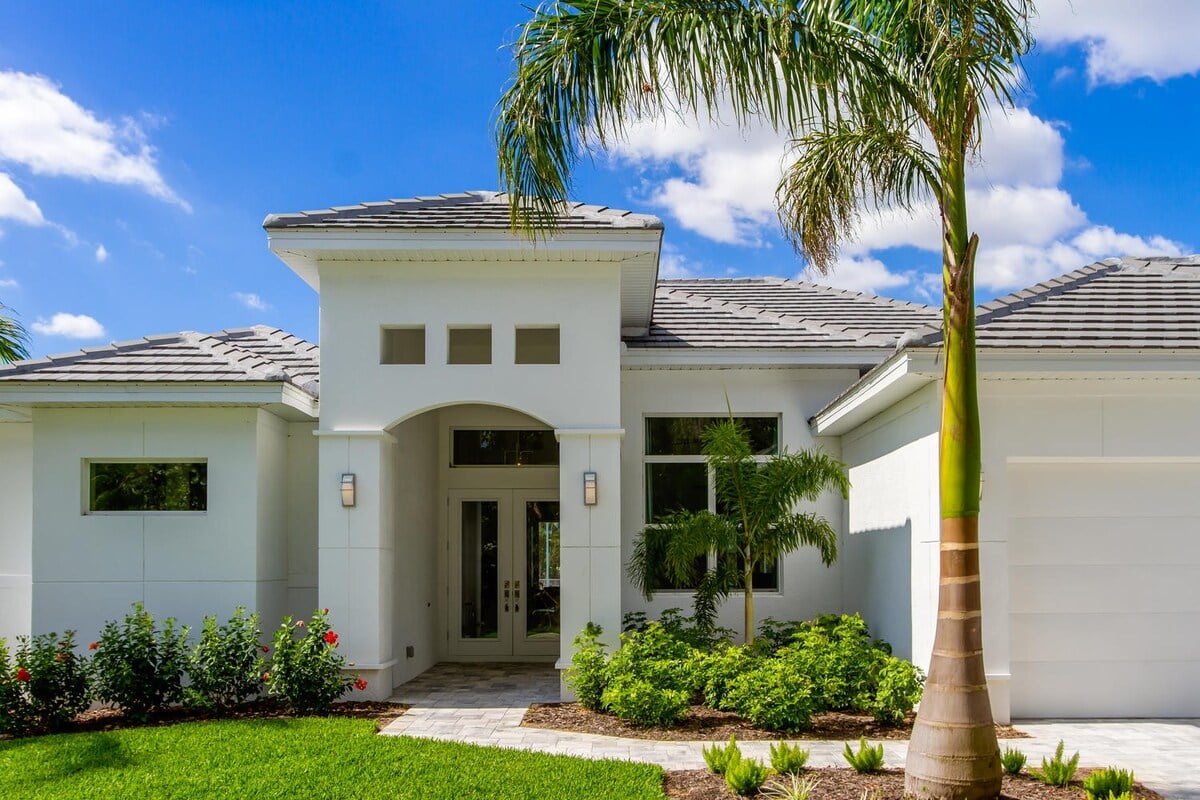 Beheizter Pool auf der Lanai mit Blick auf den Kanal.