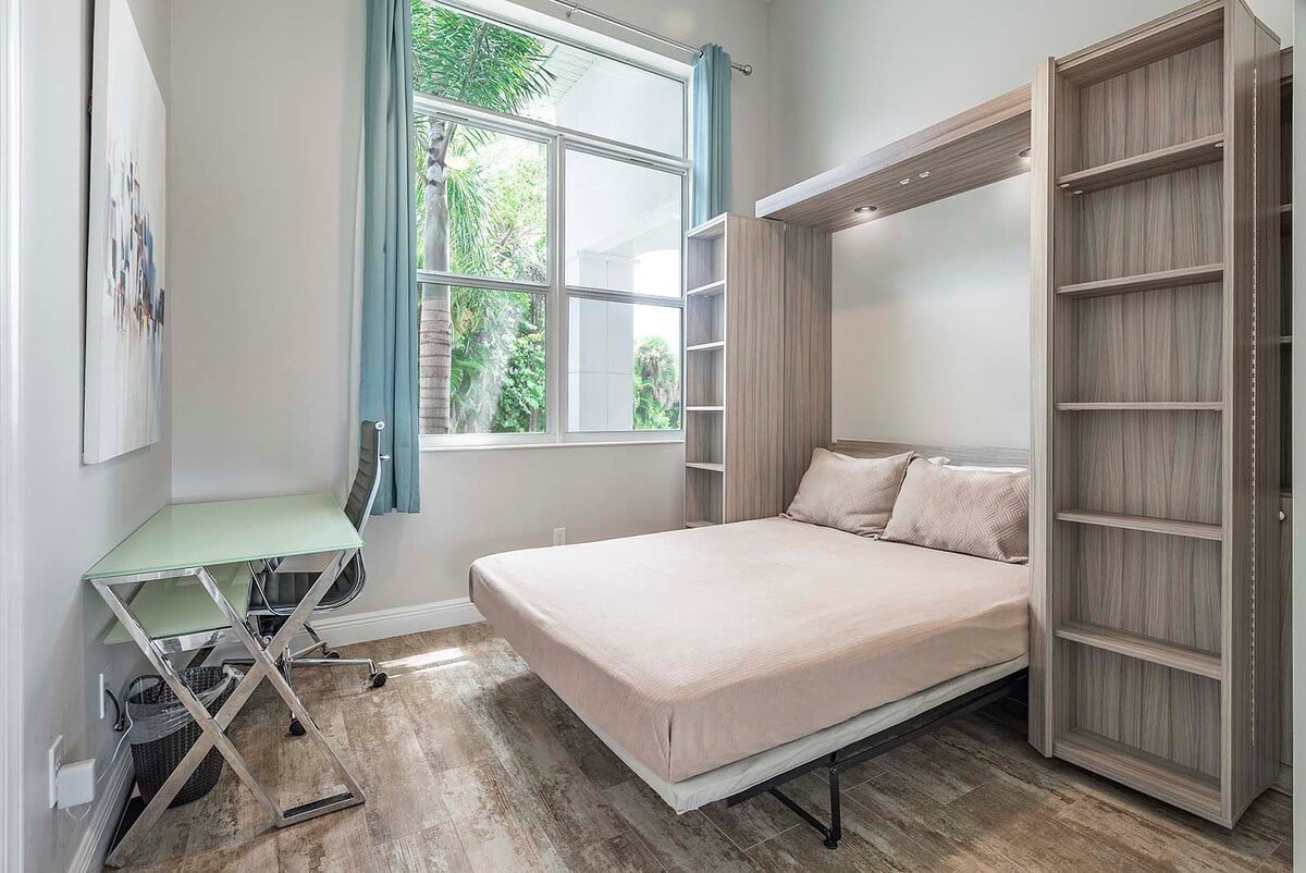 Beheizter Pool auf der Lanai mit Blick auf den Kanal.