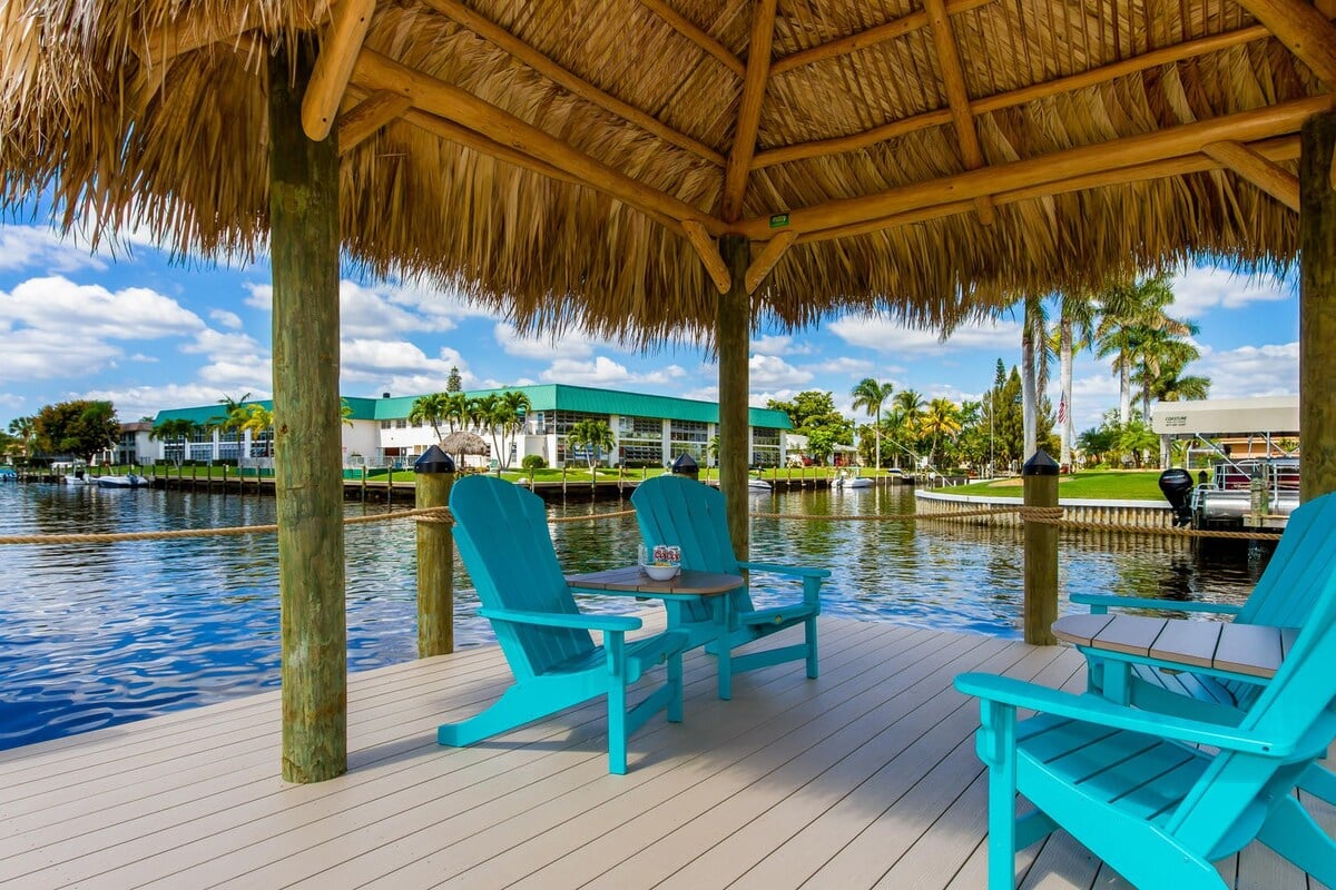 Beheizter Pool auf der Lanai mit Blick auf den Kanal.
