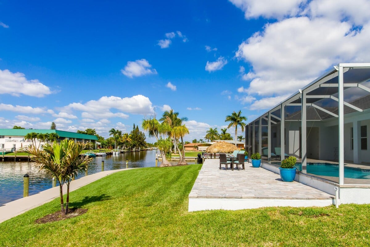 Beheizter Pool auf der Lanai mit Blick auf den Kanal.