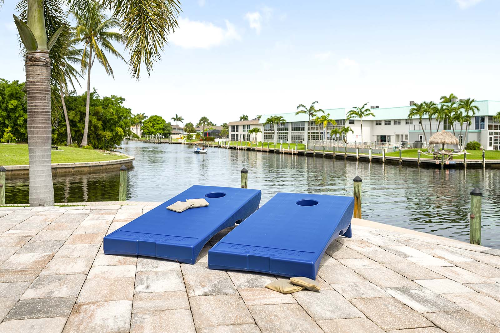 Beheizter Pool auf der Lanai mit Blick auf den Kanal und Feuerstelle.
