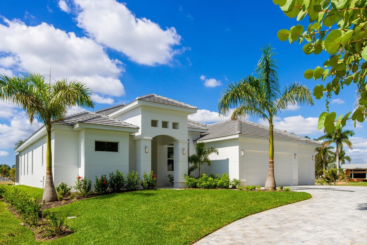 Beheizter Pool am Kanal mit Feuerstelle und Blick auf den Sonnenuntergang.