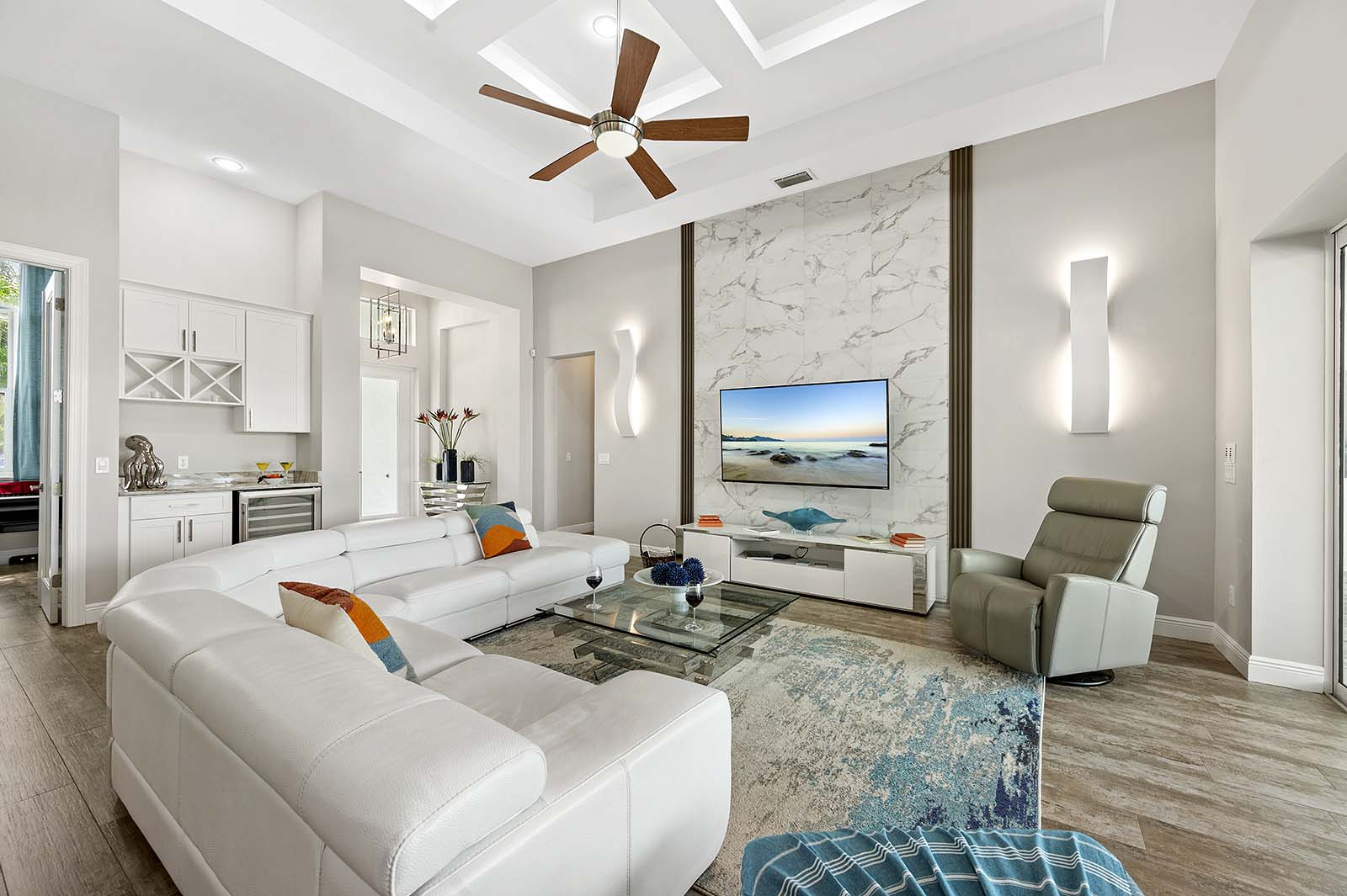 Beheizter Pool auf der Lanai mit Blick auf den Kanal.