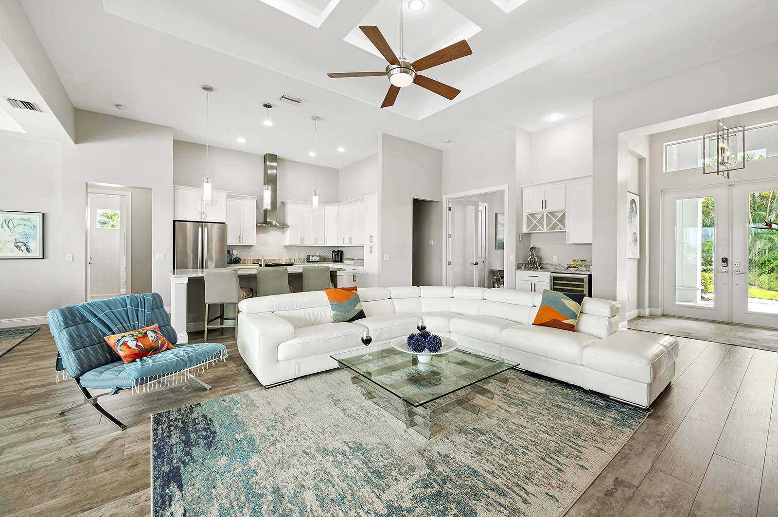 Beheizter Pool auf der Lanai mit Blick auf den Kanal.