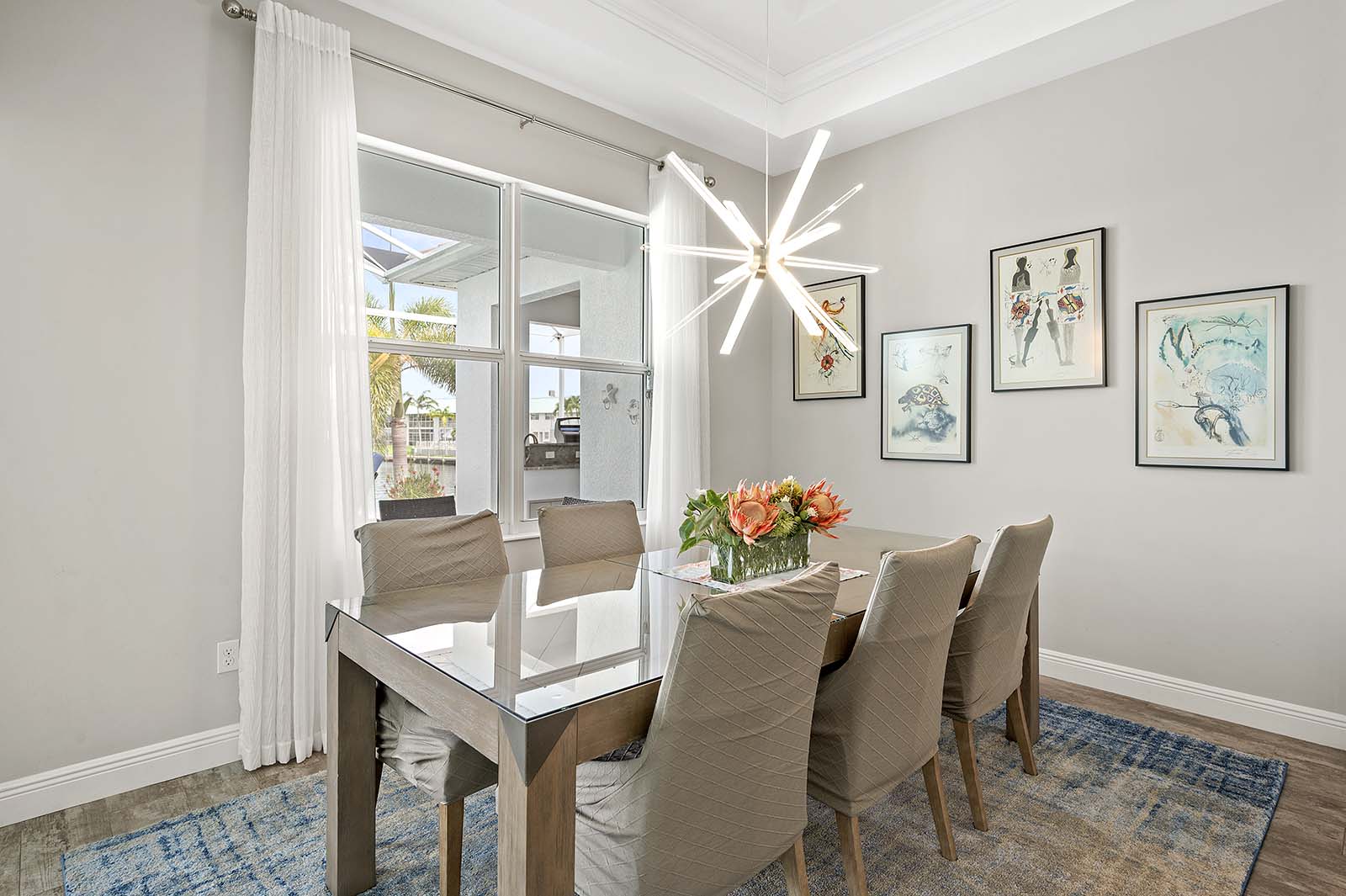 Beheizter Pool auf der Lanai mit Blick auf den Kanal.