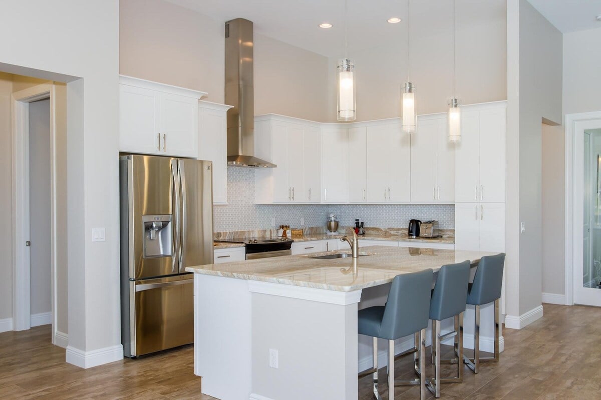 Beheizter Pool auf der Lanai mit Blick auf den Kanal.