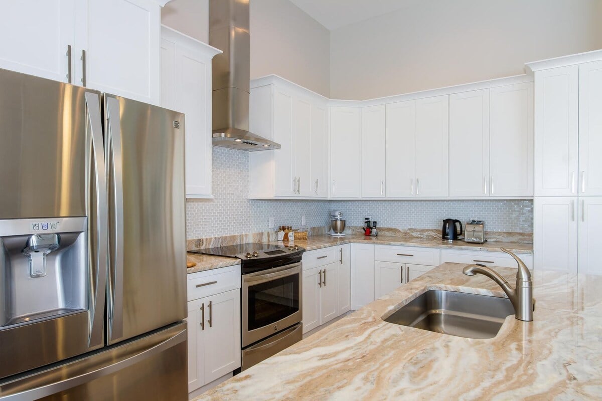 Beheizter Pool auf der Lanai mit Blick auf den Kanal.