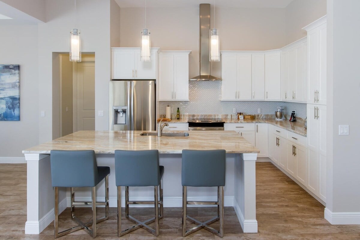 Beheizter Pool am Kanal mit Lanai und Feuerstelle.