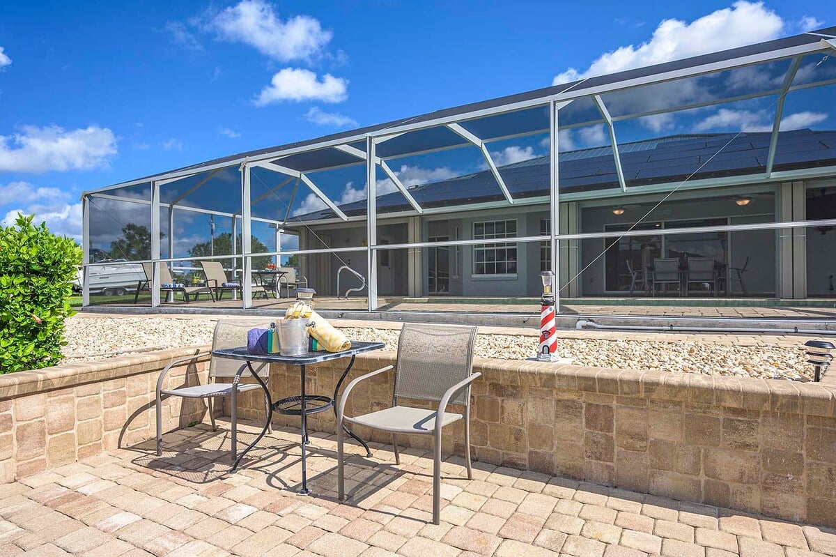 Beheizter Privatpool mit Sonnenliegen und überdachter Terrasse.