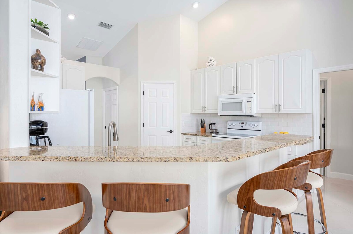 Beheizter Poolbereich mit Sonnenliegen und Blick auf den Kanal.