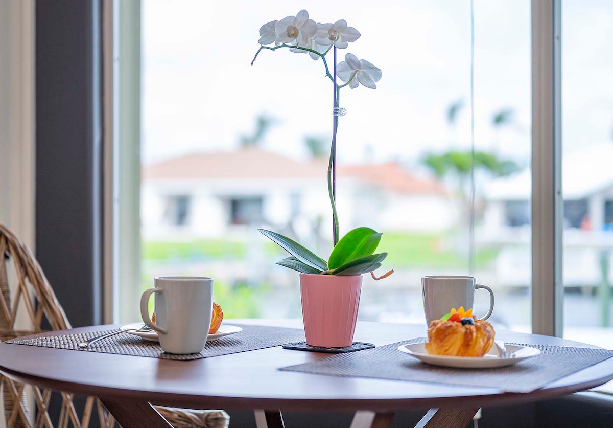 Beheizter Pool mit Blick auf den Kanal und privatem Bootsdock.