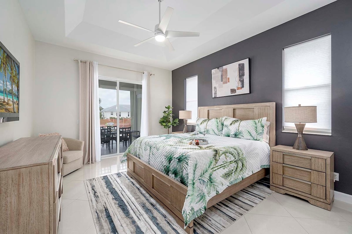 Beheizter Pool mit Terrasse und Blick auf den Kanal.