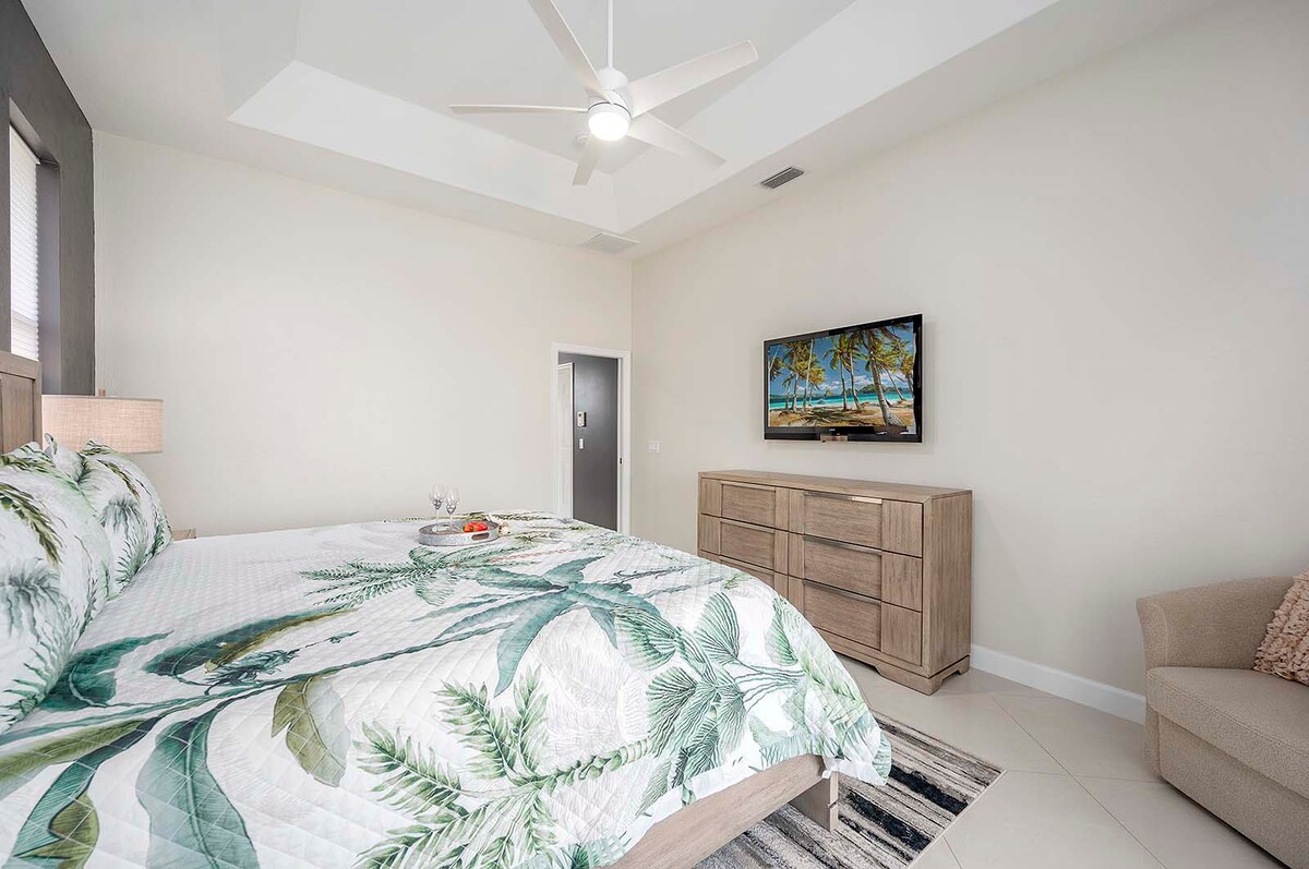 Beheizter Pool mit Sonnenliegen und Blick auf den Kanal.