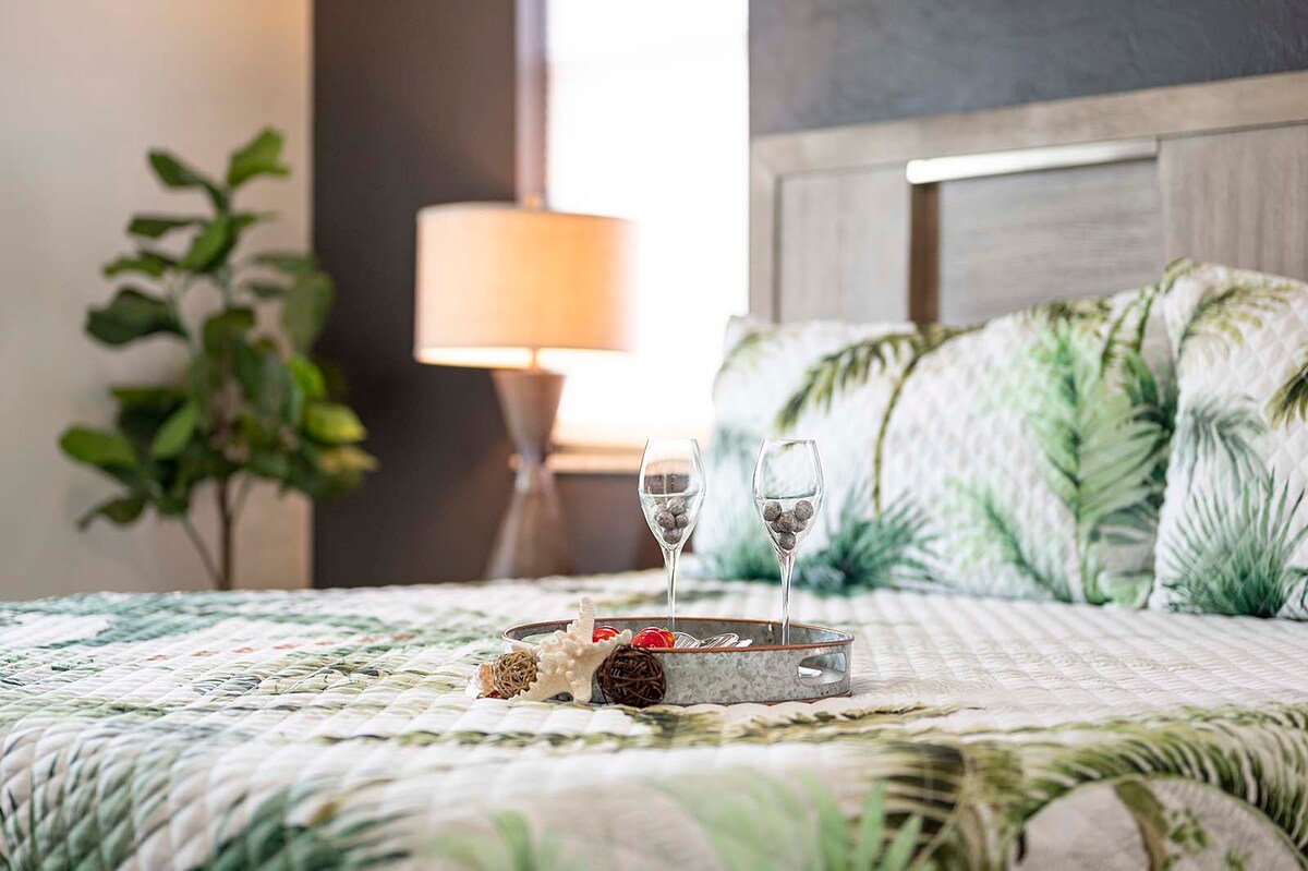 Beheizter Pool mit Blick auf den Kanal und privatem Bootsdock.