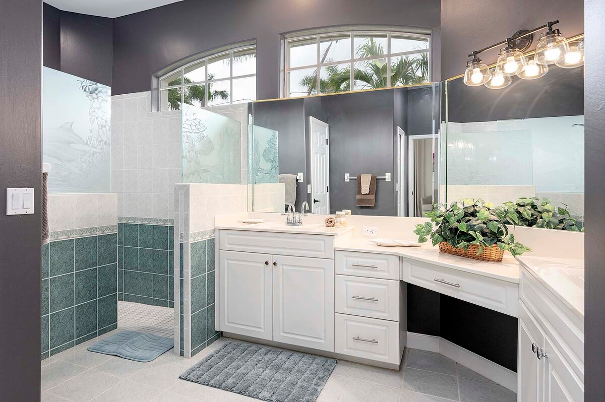 Beheizter Pool mit Blick auf den Kanal und privatem Bootsdock.