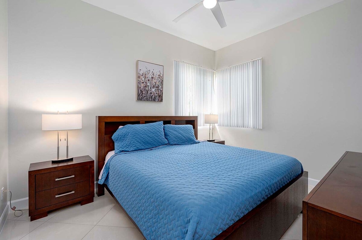 Beheizter Pool mit Blick auf den Kanal und privatem Bootsdock.