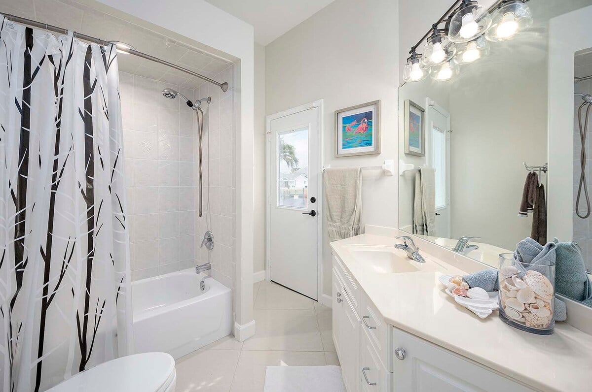 Beheizter Pool mit Blick auf den Kanal und privatem Bootsdock.