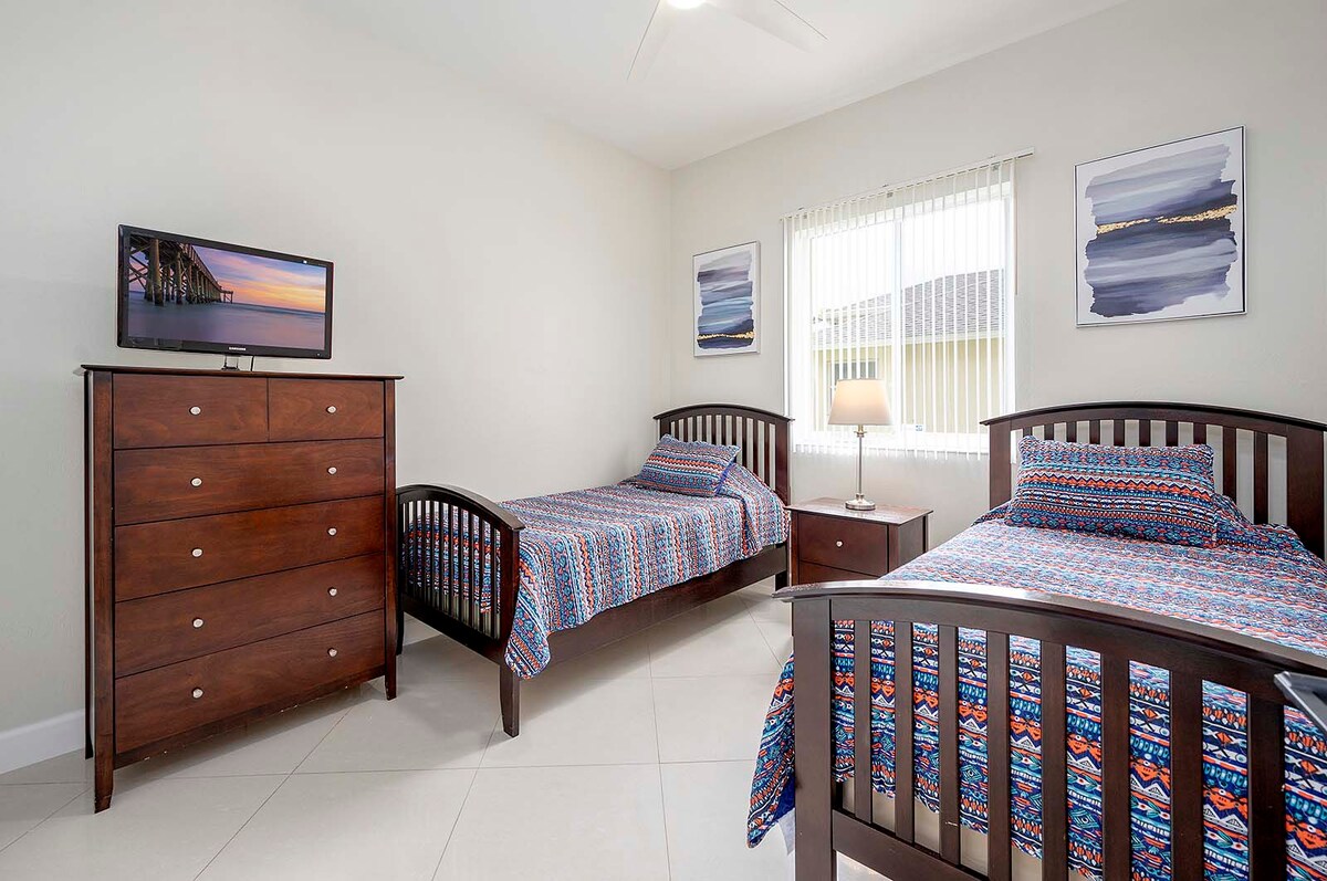 Beheizter Pool mit Blick auf den Kanal und privatem Bootsdock.