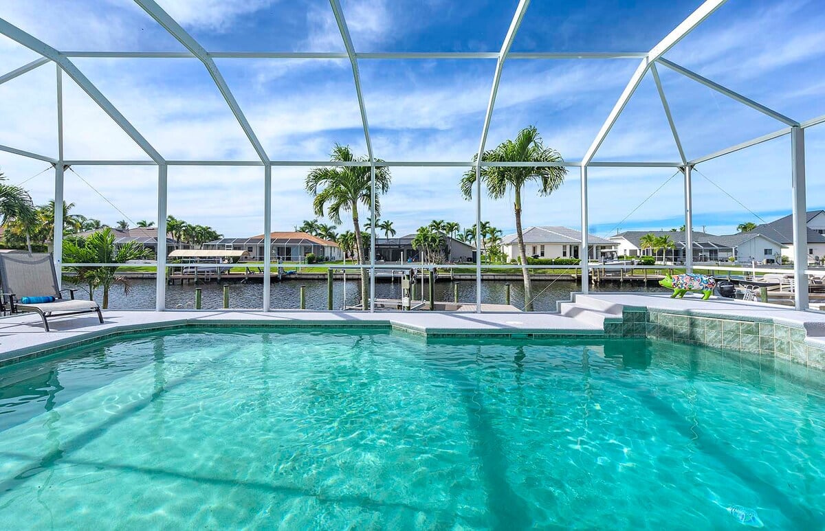 Beheizter Pool mit Blick auf den Kanal und privatem Bootsdock.