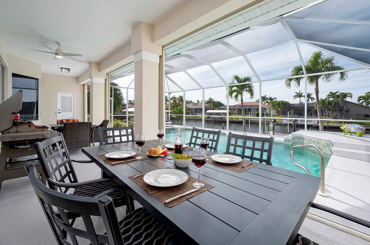 Beheizter Pool mit Blick auf den Kanal und privatem Bootsdock.