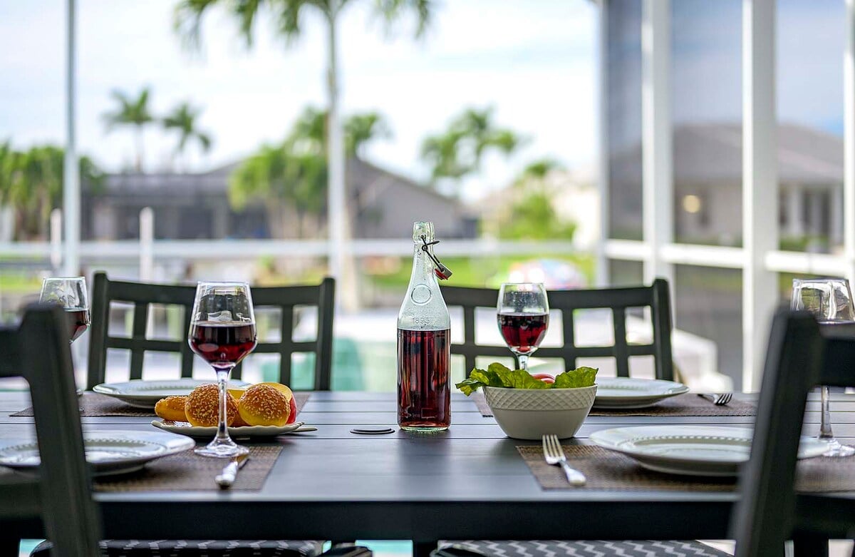 Beheizter Pool mit Sonnenliegen am Kanal und privatem Bootsdock.