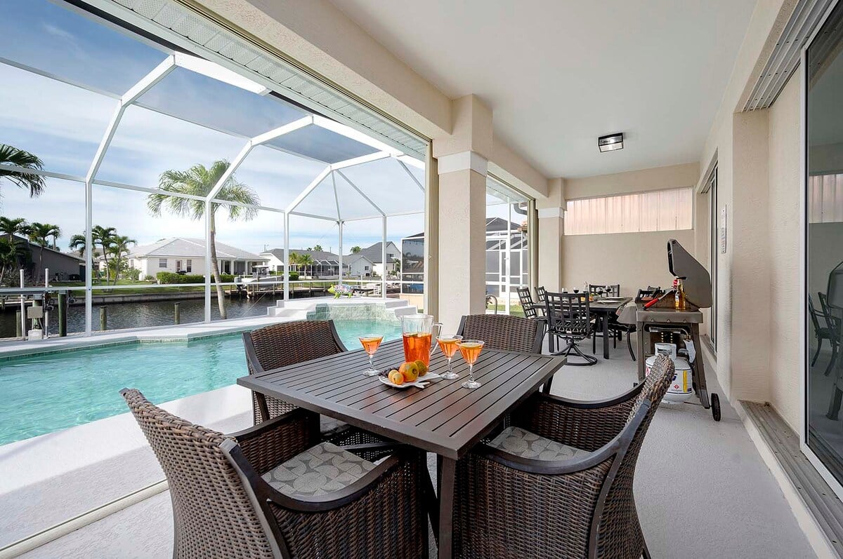 Beheizter Pool mit Blick auf den Kanal und Sitzbereich im Außenbereich.