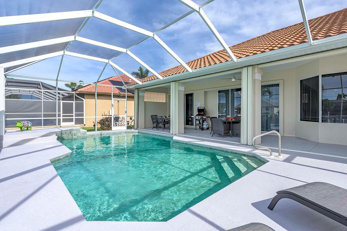 Beheizter Pool mit Blick auf den Kanal und privatem Bootsdock.