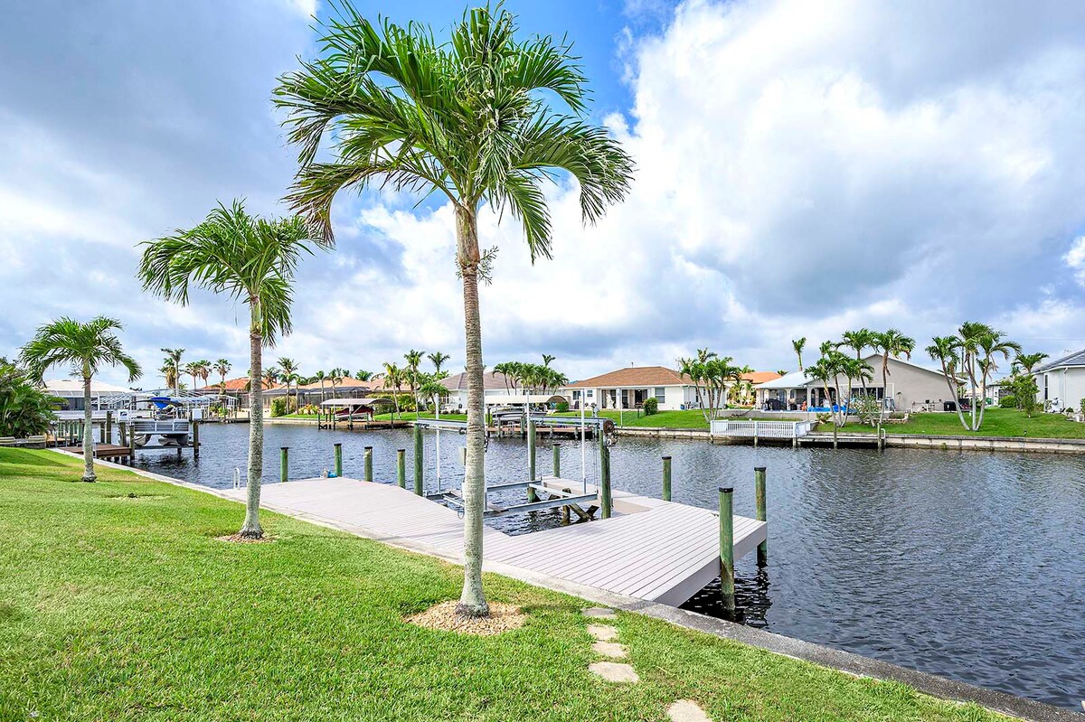 Beheizter Pool mit Blick auf den Kanal und Bootsdock.