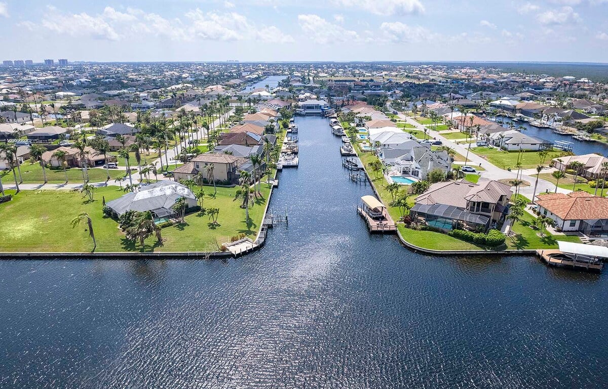 Beheizter Pool mit Blick auf den Kanal und privatem Bootsdock.