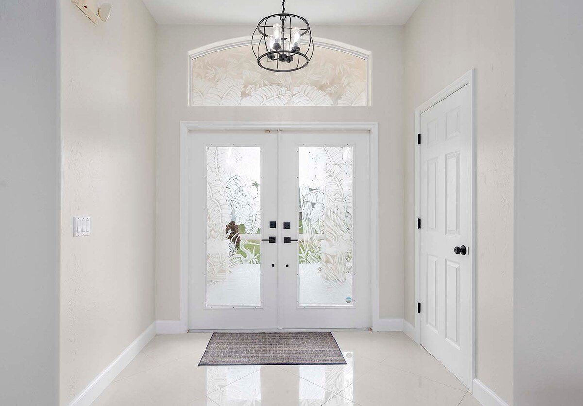 Beheizter Pool mit Terrasse am Kanal und privatem Bootsdock.