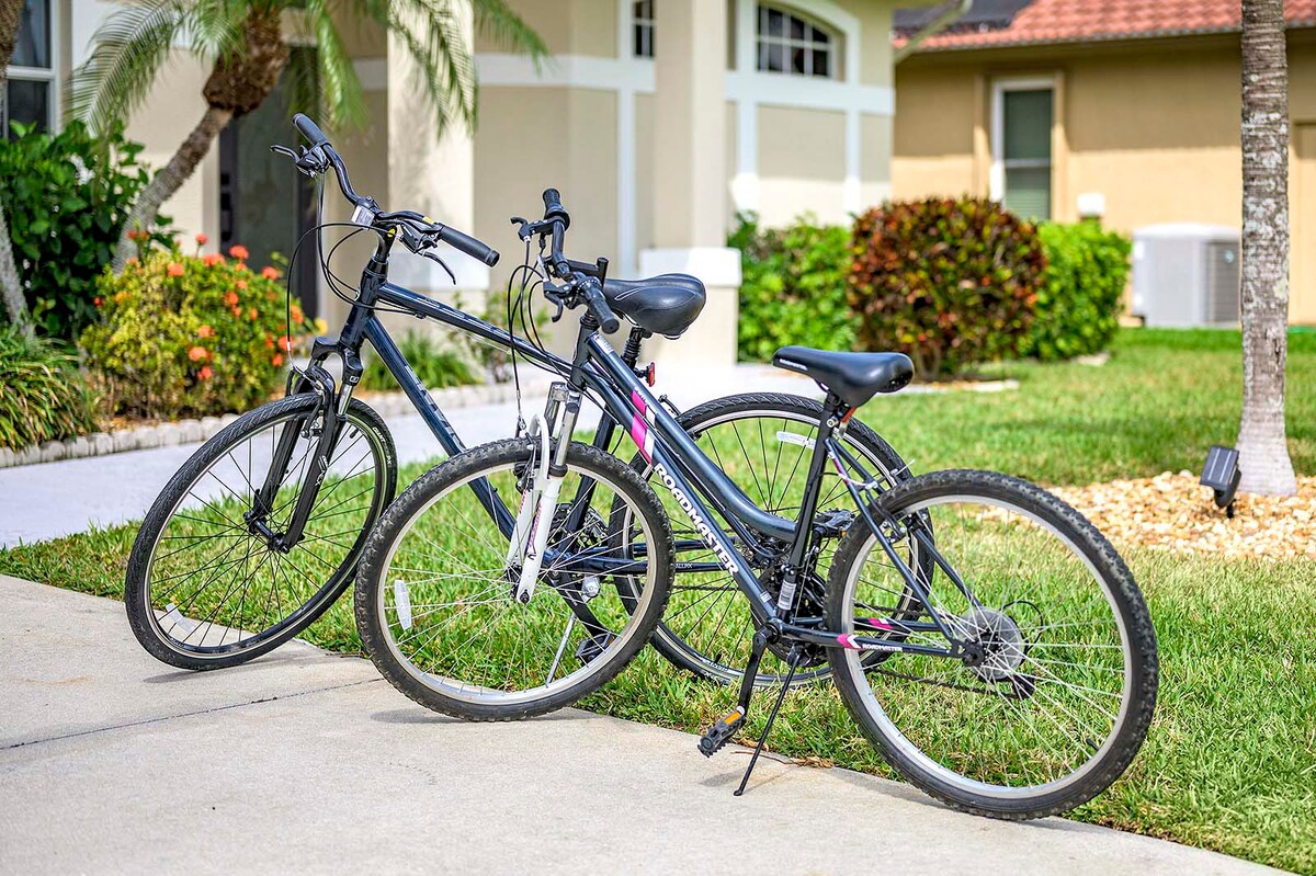 Beheizter Pool mit Blick auf den Kanal und privatem Bootsdock.