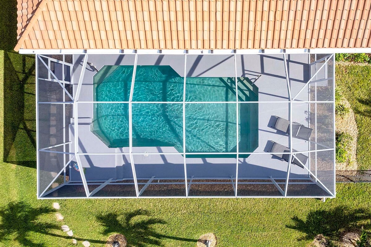 Beheizter Pool mit Sonnenliegen am Kanal.