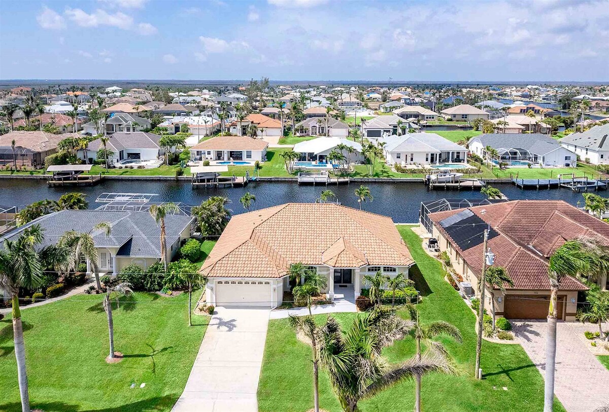 Beheizter Pool mit Blick auf den Kanal und privatem Bootsdock.