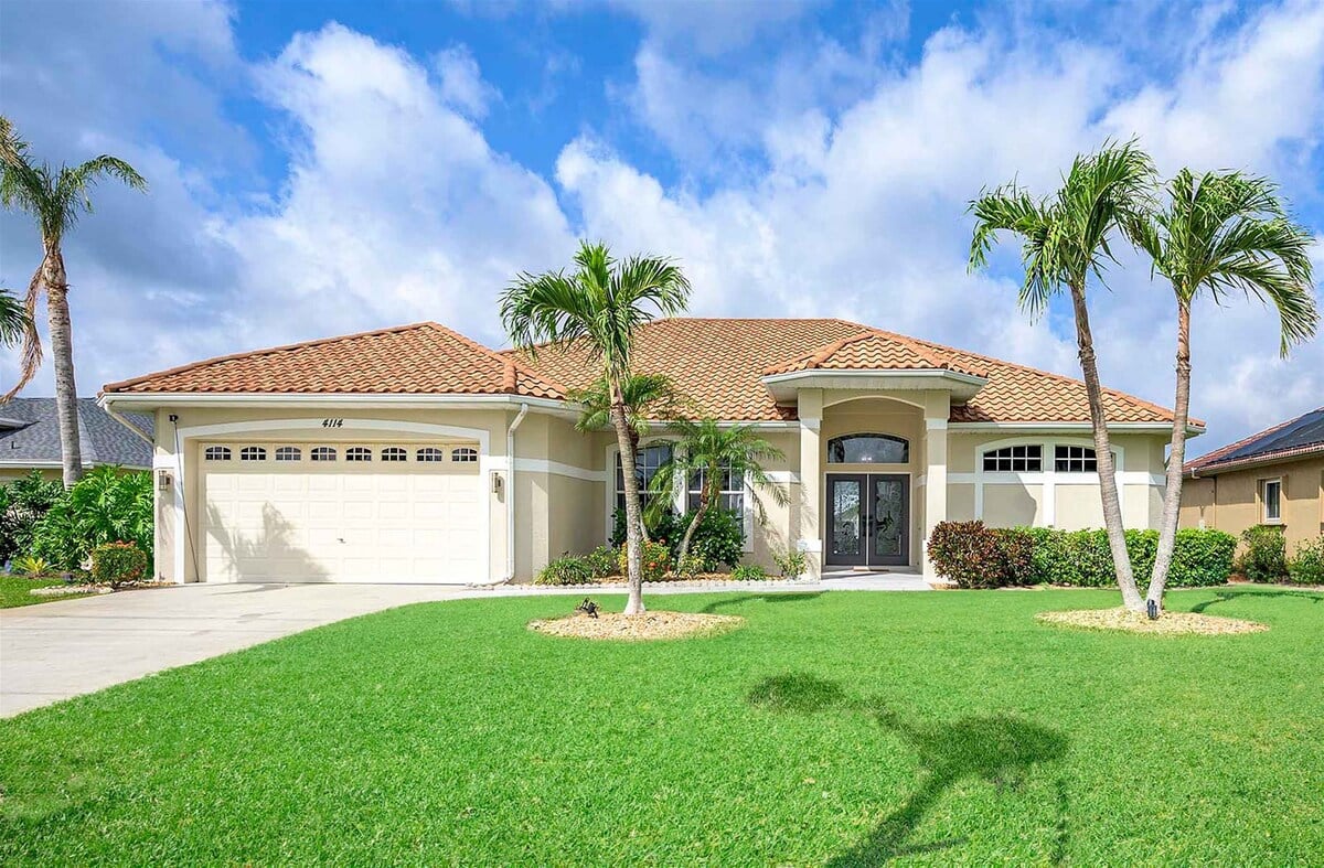 Beheizter Poolbereich mit Liegen am Kanal und privatem Bootsdock.