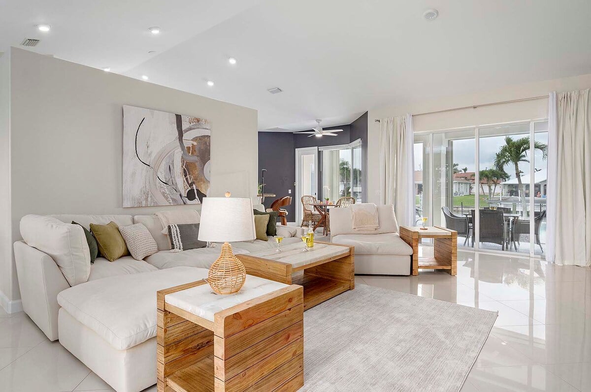 Beheizter Pool mit Blick auf den Kanal.