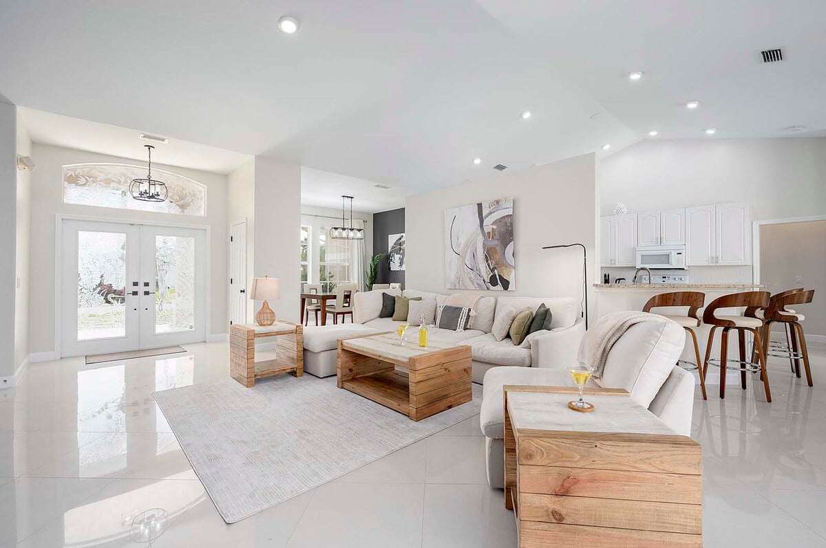 Beheizter Poolbereich mit Liegen und Blick auf den Kanal.