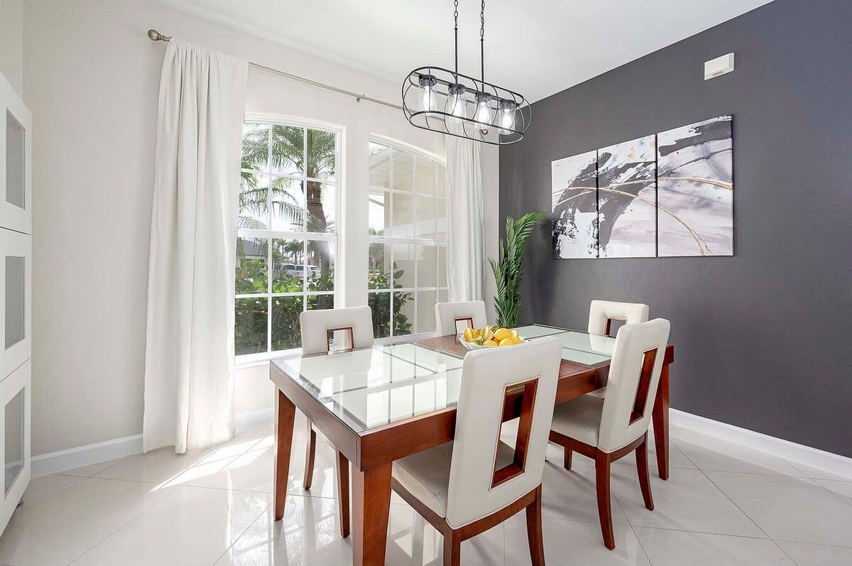 Beheizter Pool mit Blick auf den Kanal und privatem Bootsdock.