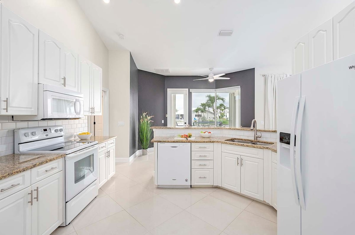 Beheizter Pool mit Blick auf den Kanal und privatem Bootsdock.