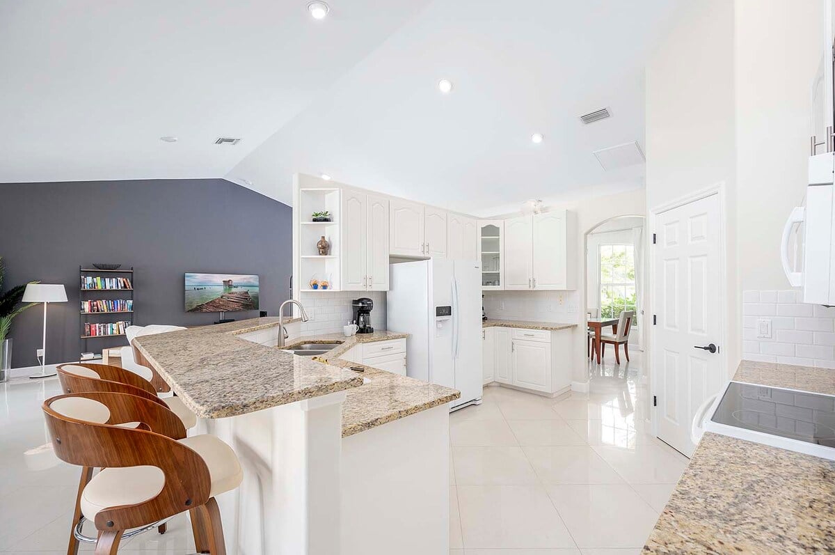 Beheizter Pool mit Liegen und Blick auf den Kanal.