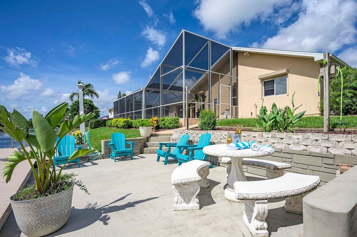 Sonnige Poolterrasse am Kanal mit beheiztem Pool, Whirlpool und Bootsdock.