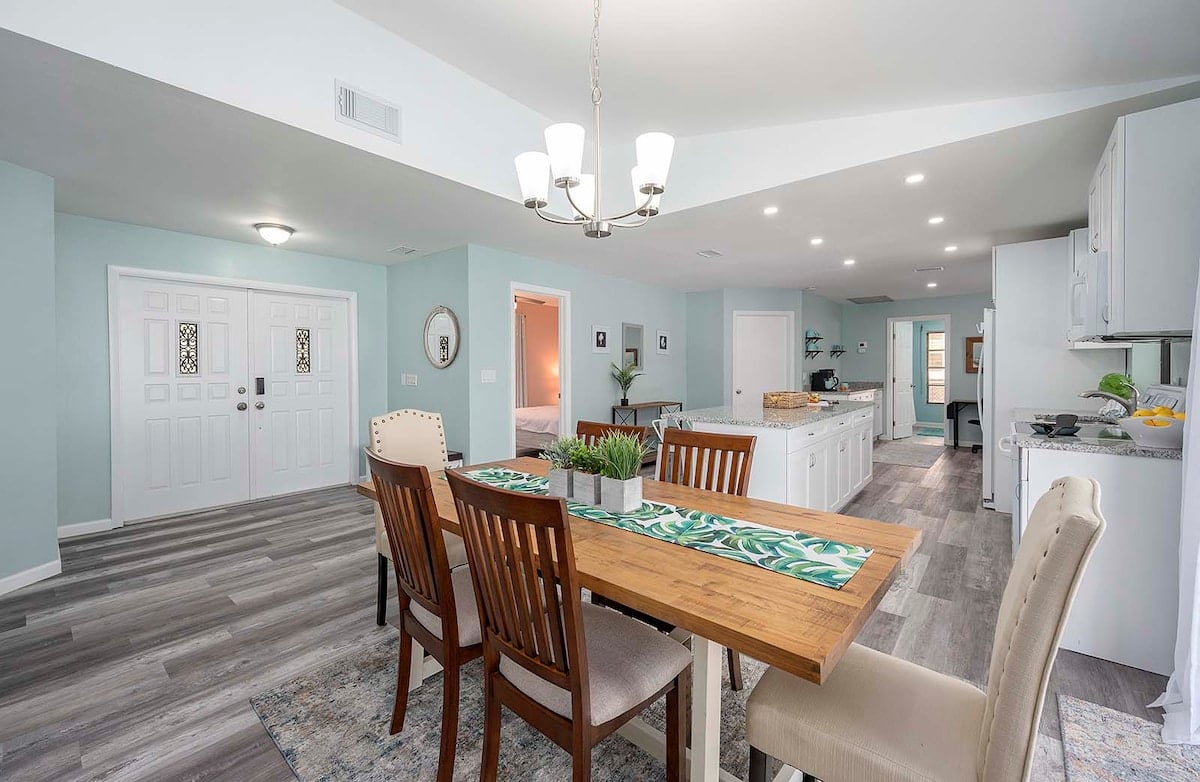 Privater Pool mit Sonnenliegen am Seeufer und Bootsdock.