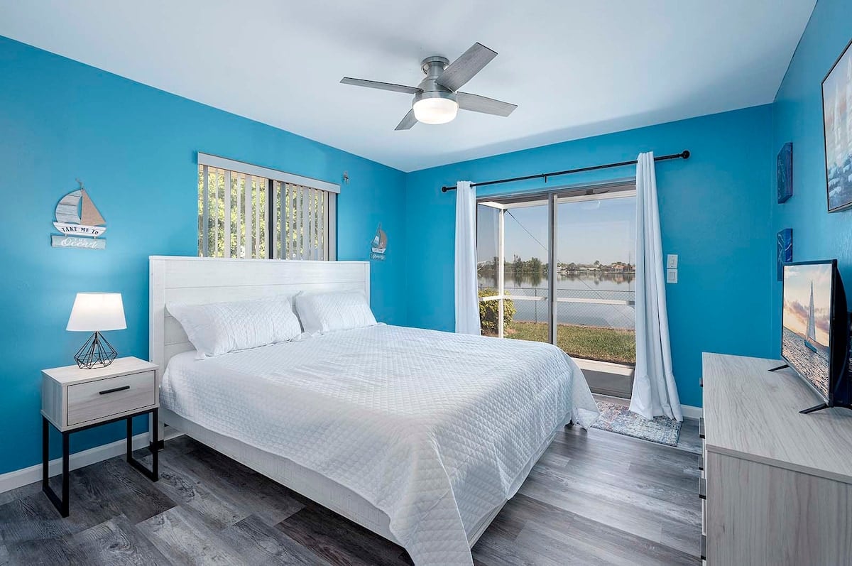 Privater Pool mit Sonnenliegen und Blick auf den See.