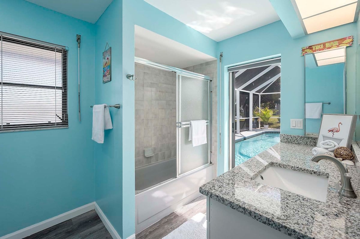 Privater Pool mit Sonnenliegen und Blick auf den See.