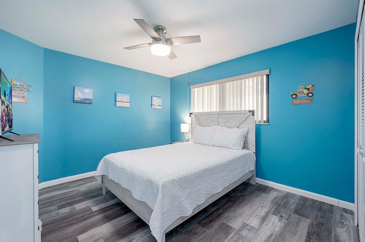 Privater Pool mit Sonnenliegen und Blick auf den See sowie Bootsdock.