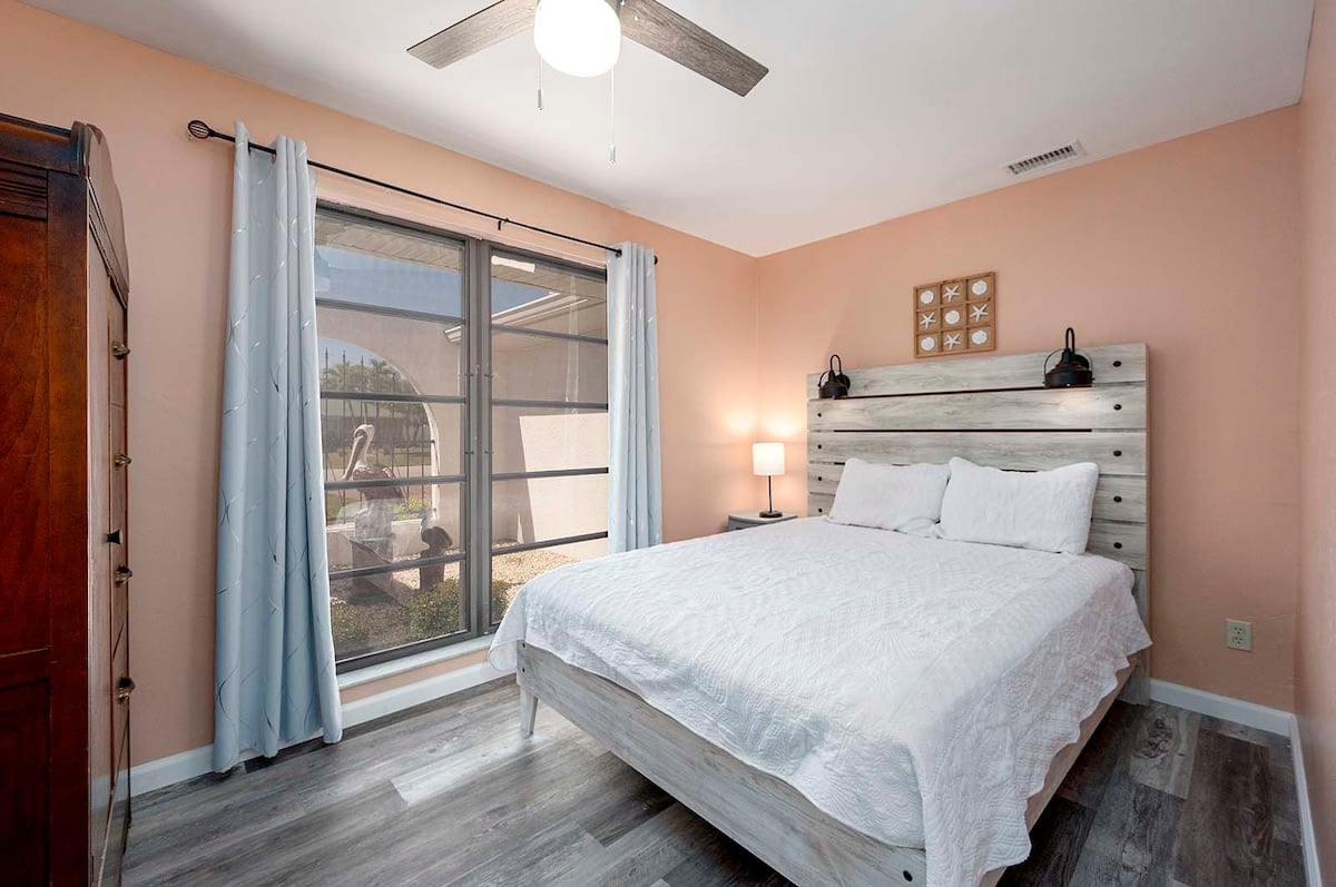 Überdachte Veranda mit Sitzbereich und Blick auf den See.